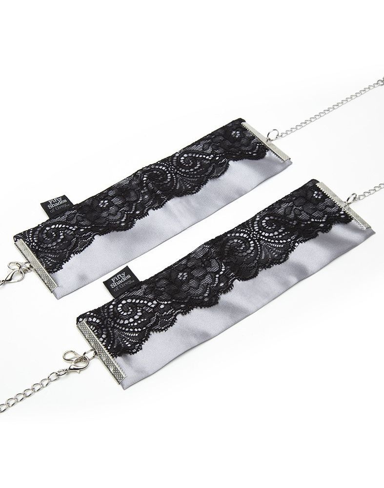 Наручники с атласной ткани Fifty Shades of Grey Play Nice с кружевом
