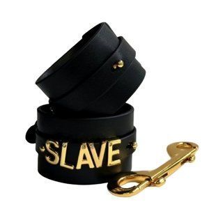 Наручники с надписью Slave от UPKO из итальянской кожи, черные с золотой фурнитурой