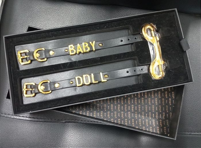 Наручники с надписью BABY DOLL от UPKO из итальянской кожи, черные с золотой фурнитурой