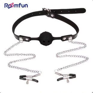 Кляп-кулька з отворами Roomfun та затискачами для сосків, чорний