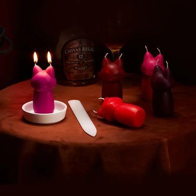 Свічка лисичка низькотемпературна Roomfun Barbie з ароматом ванілі та маракуї, фіолетово-малинова