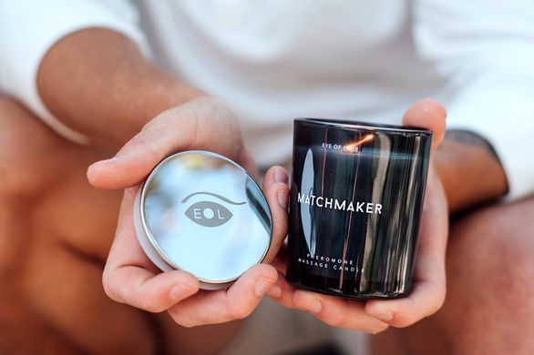 Масажна свічка з феромонами Eye Of Love Matchmaker Black Diamond у склянці, чорна