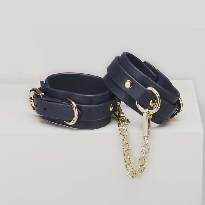 Наручники из экокожи синие Roоmfun Handcuff с золотистой фурнитурой