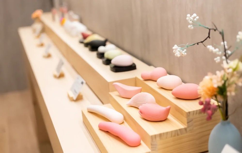 Вибратор для клитора в форме ракушки Iroha+ Kushi от Tenga, медицинский силикон, бежевый