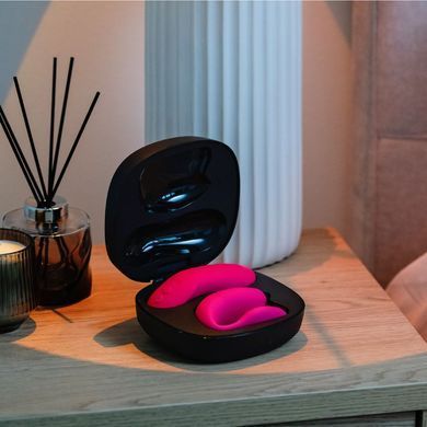 Вибратор для пар We-Vibe Chorus Pro Electric Pink с пультом и приложением, розовый
