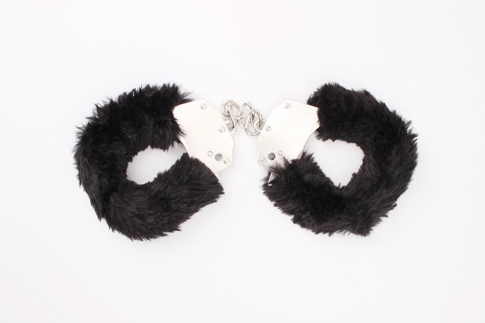 Наручники&nbsp;металлические&nbsp;Chisa Hi-Basic Fur-lined&nbsp;Handcuffs с&nbsp;черным мехом