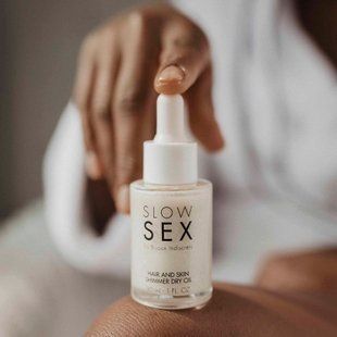 Сухое масло для тела и волос Slow Sex by Bijoux Indiscrets с мерцающими частичками
